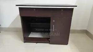 স্টোরেজ সহ রিডিং টেবিল
