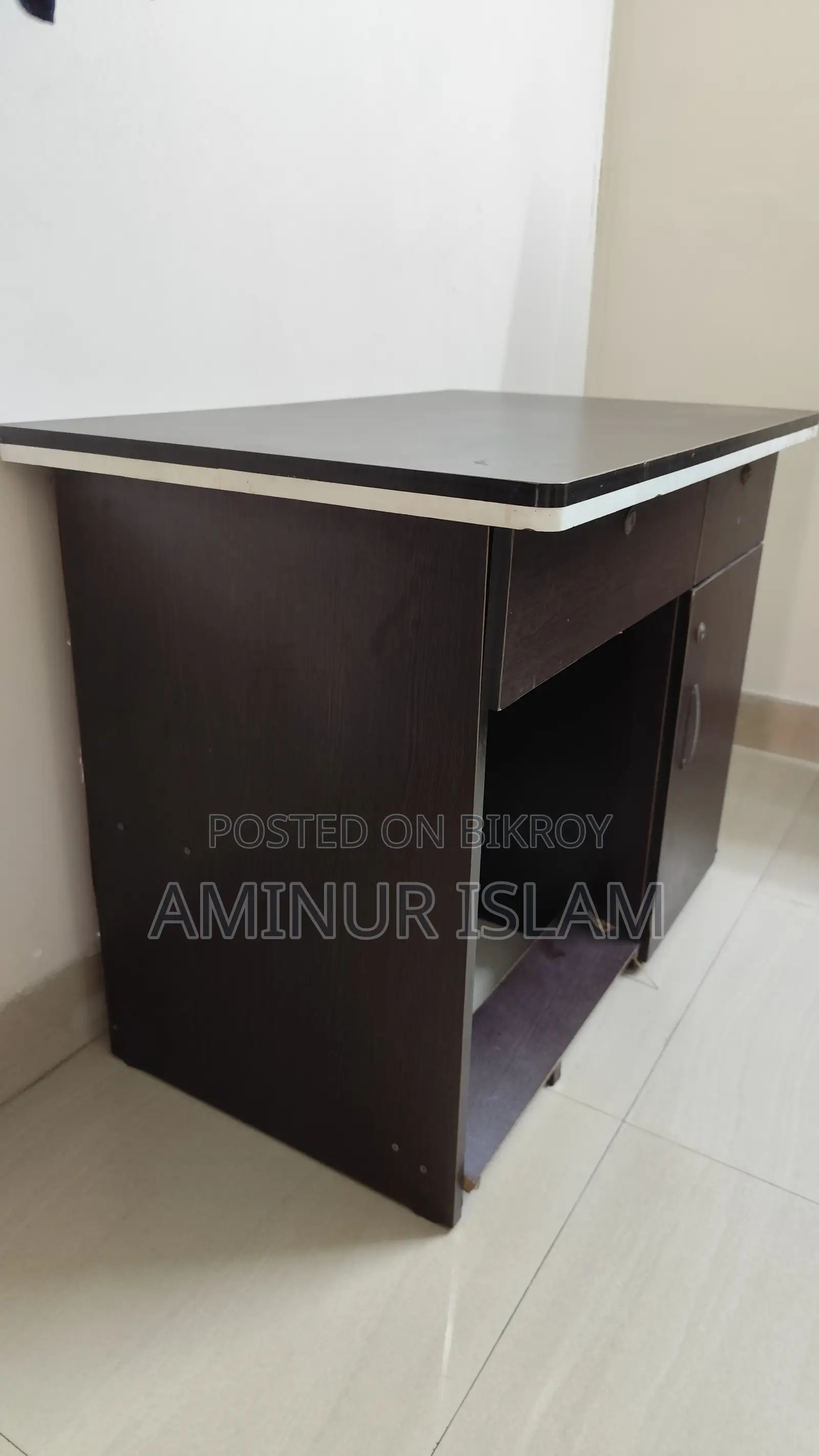 স্টোরেজ সহ রিডিং টেবিল