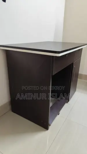 স্টোরেজ সহ রিডিং টেবিল