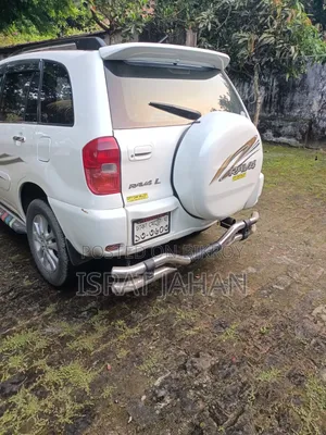 টয়োটা র‍্যাভ৪ ২০০৫ হোয়াইট