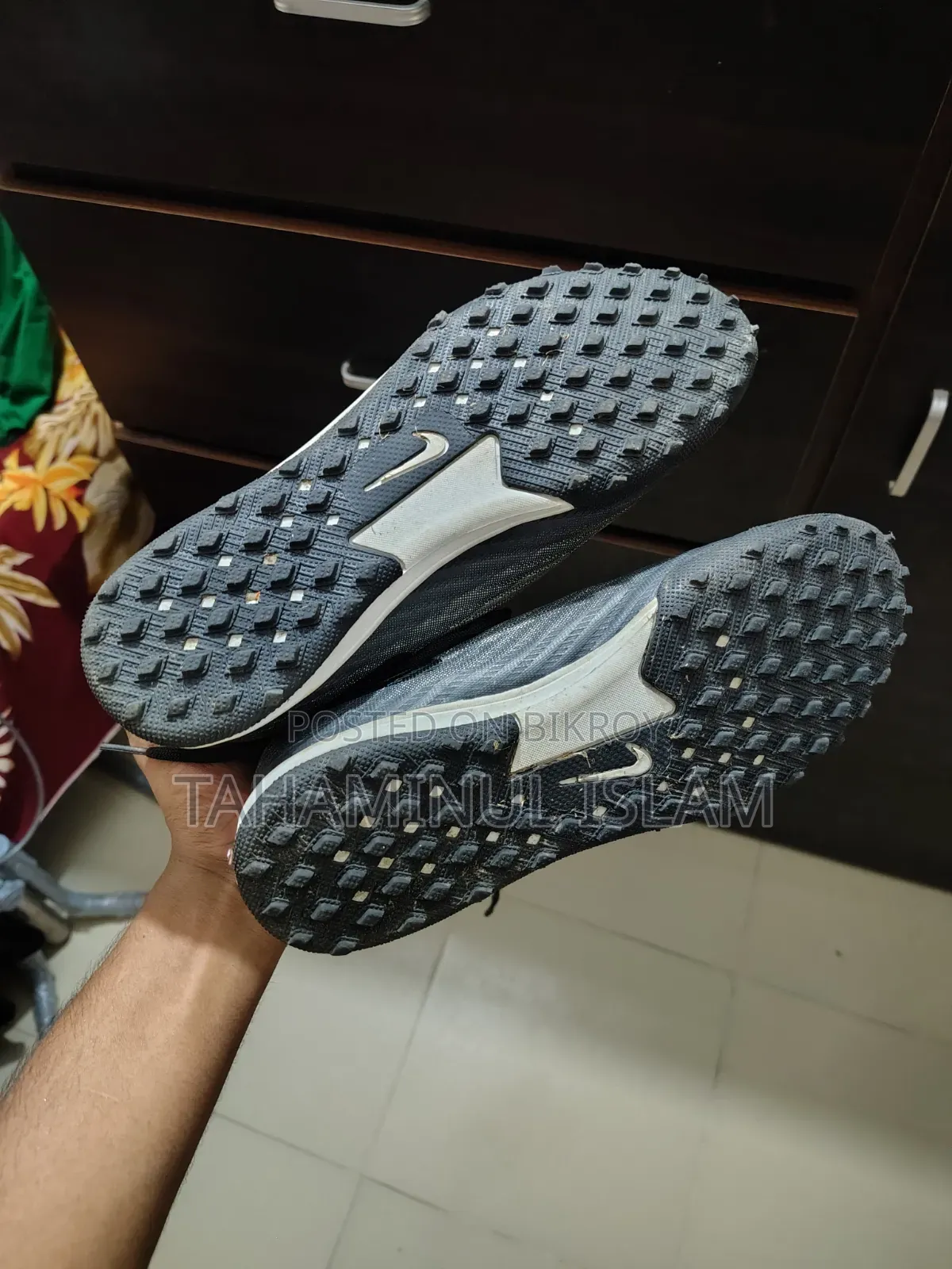 গ্রিপ সক্সসহ টার্ফ বুট বিক্রয়ের জন্য