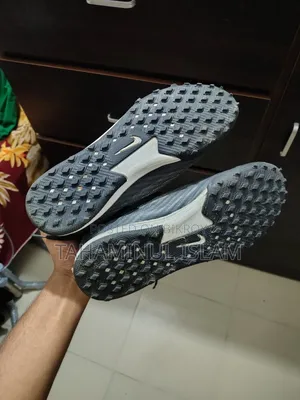 গ্রিপ সক্সসহ টার্ফ বুট বিক্রয়ের জন্য