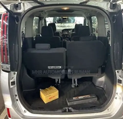 Toyota Noah 2.0 FWD (7 Seater) 2021 Silver