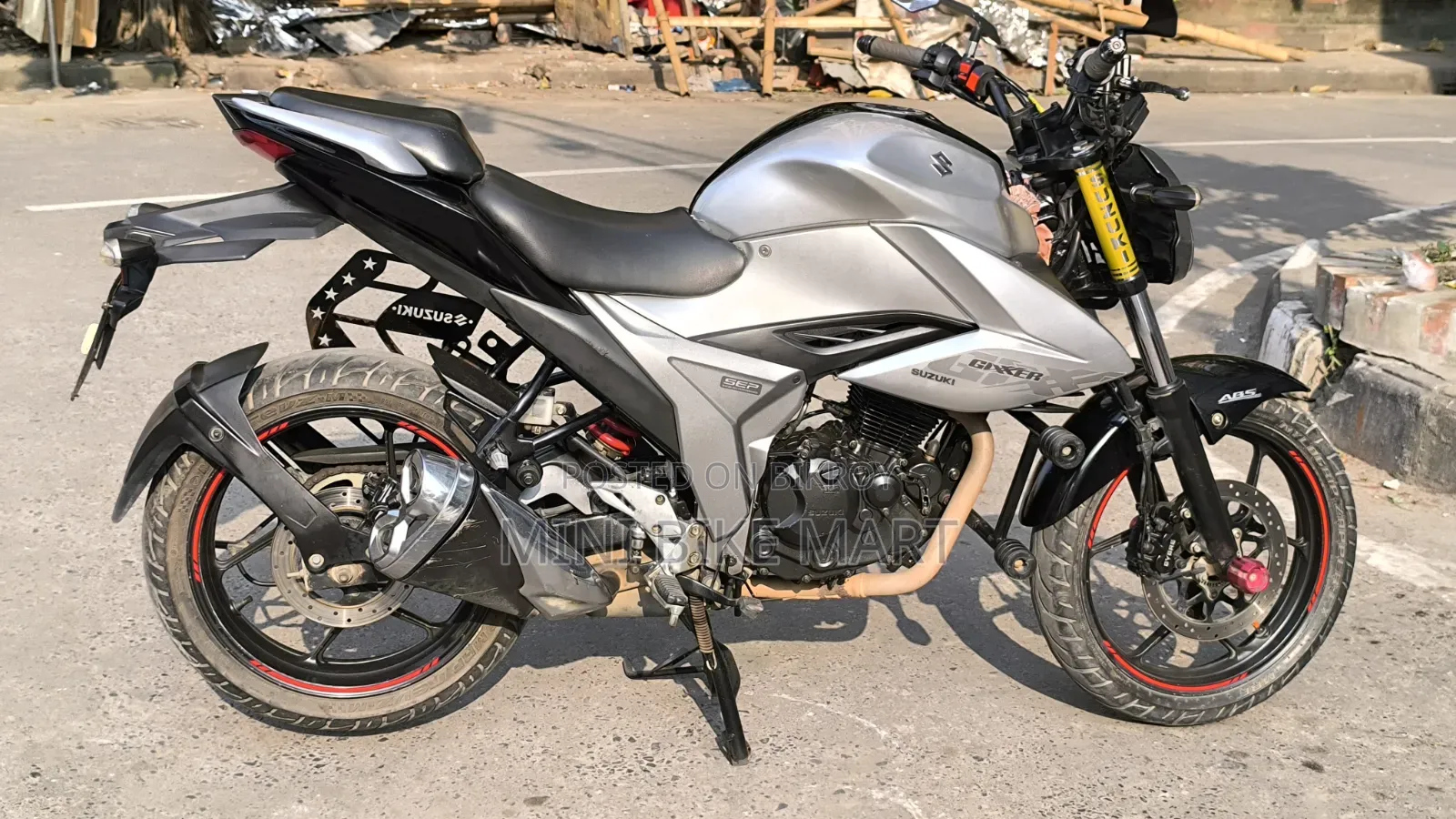 সুজুকি গিক্সার ২০২২ সিলভার