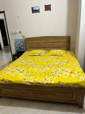 সুন্দর একটি ছয় ফিট বাই ৭ ফিট খাট বিক্রি করব