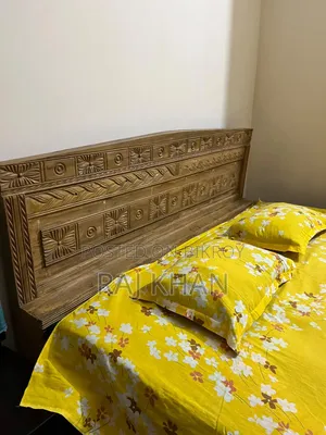 সুন্দর একটি ছয় ফিট বাই ৭ ফিট খাট বিক্রি করব