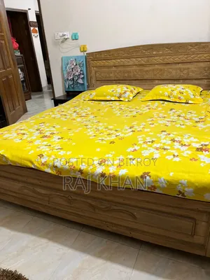 সুন্দর একটি ছয় ফিট বাই ৭ ফিট খাট বিক্রি করব