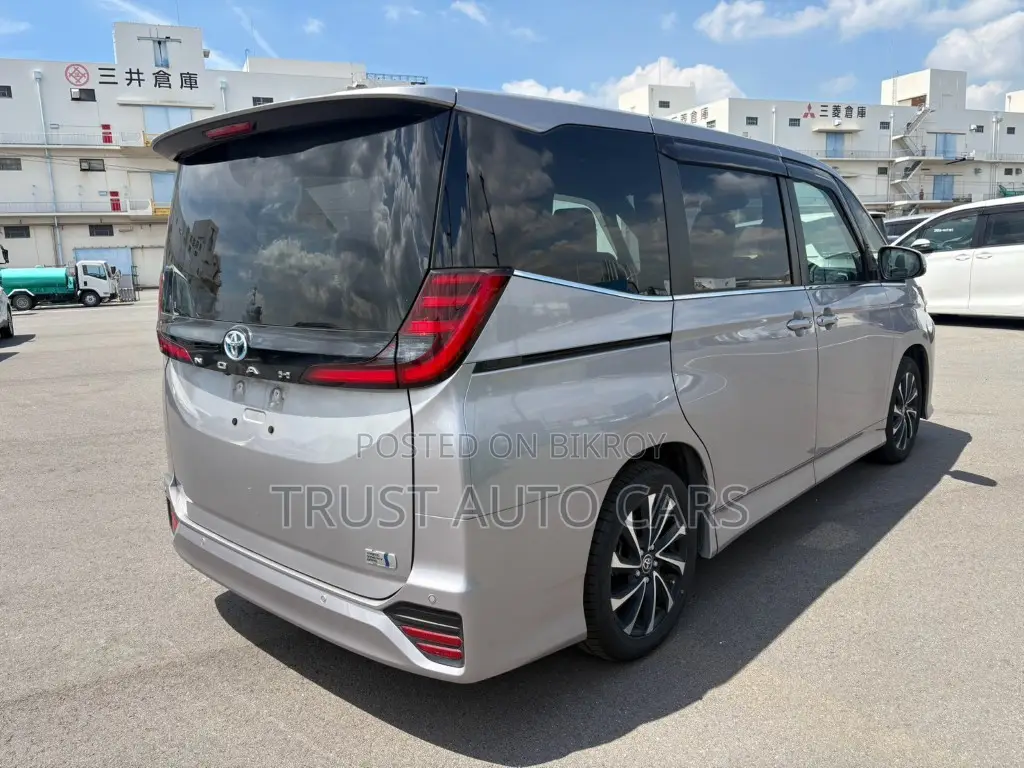 Toyota Noah 2023 Gray