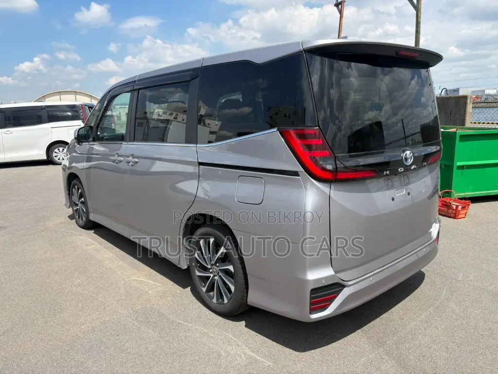 Toyota Noah 2023 Gray