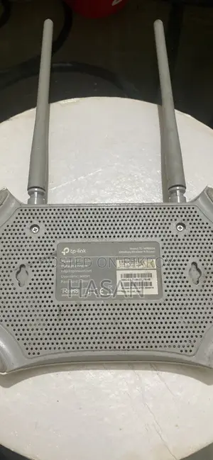 TP-Link WR850N. Up to 1800 SQF Range