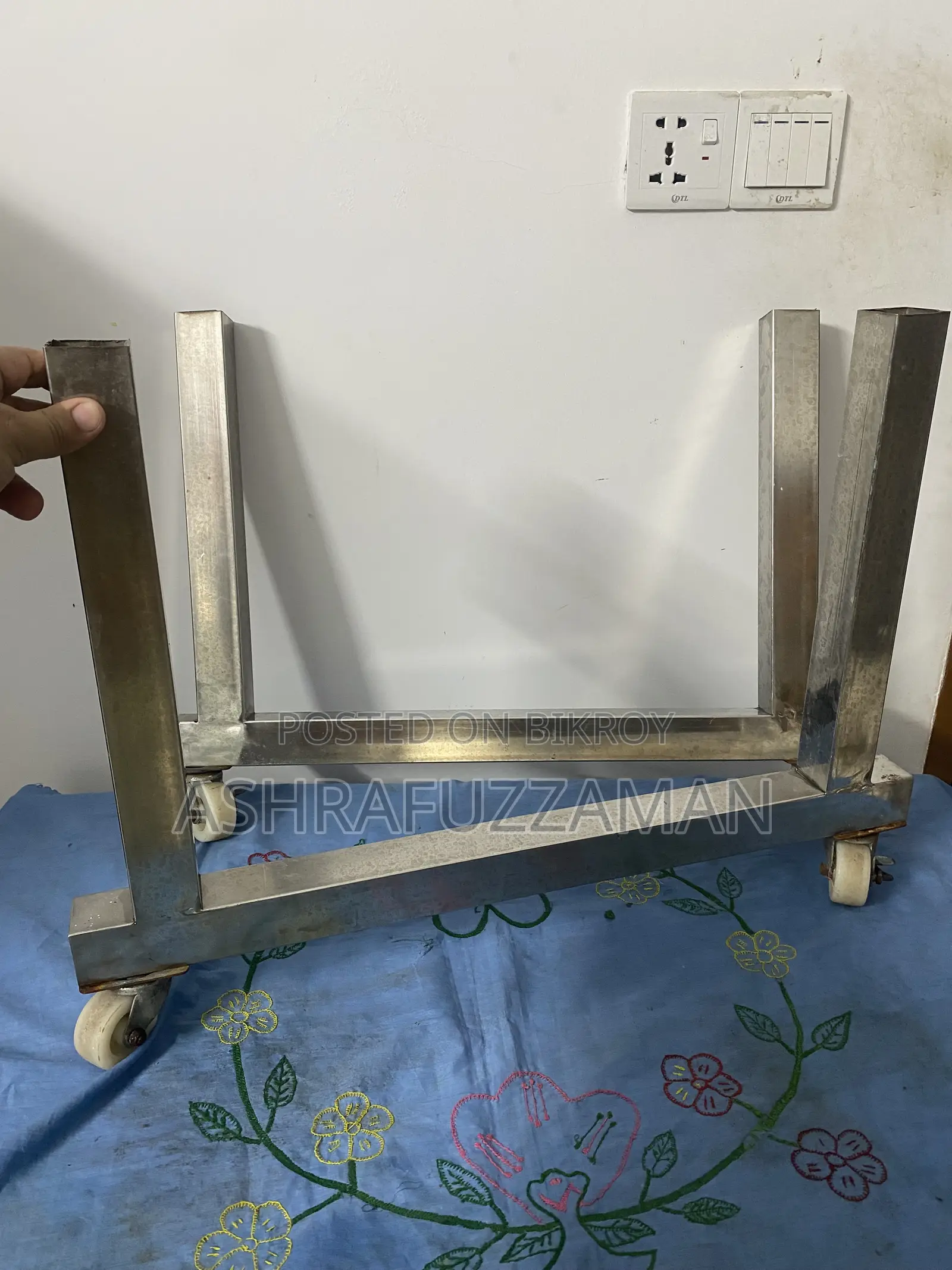 ভারি জিনিস সরানোর কাজ এর জন্য চাকা লাগানো স্টিল এর মেশিন
