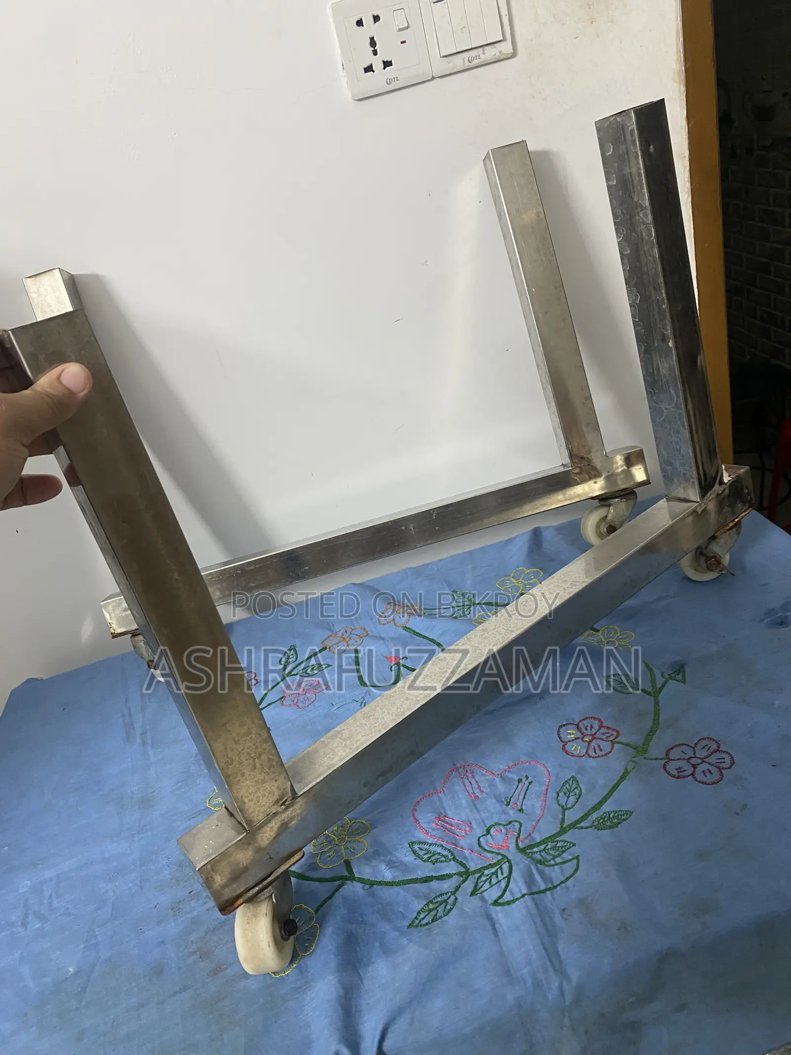 ভারি জিনিস সরানোর কাজ এর জন্য চাকা লাগানো স্টিল এর মেশিন