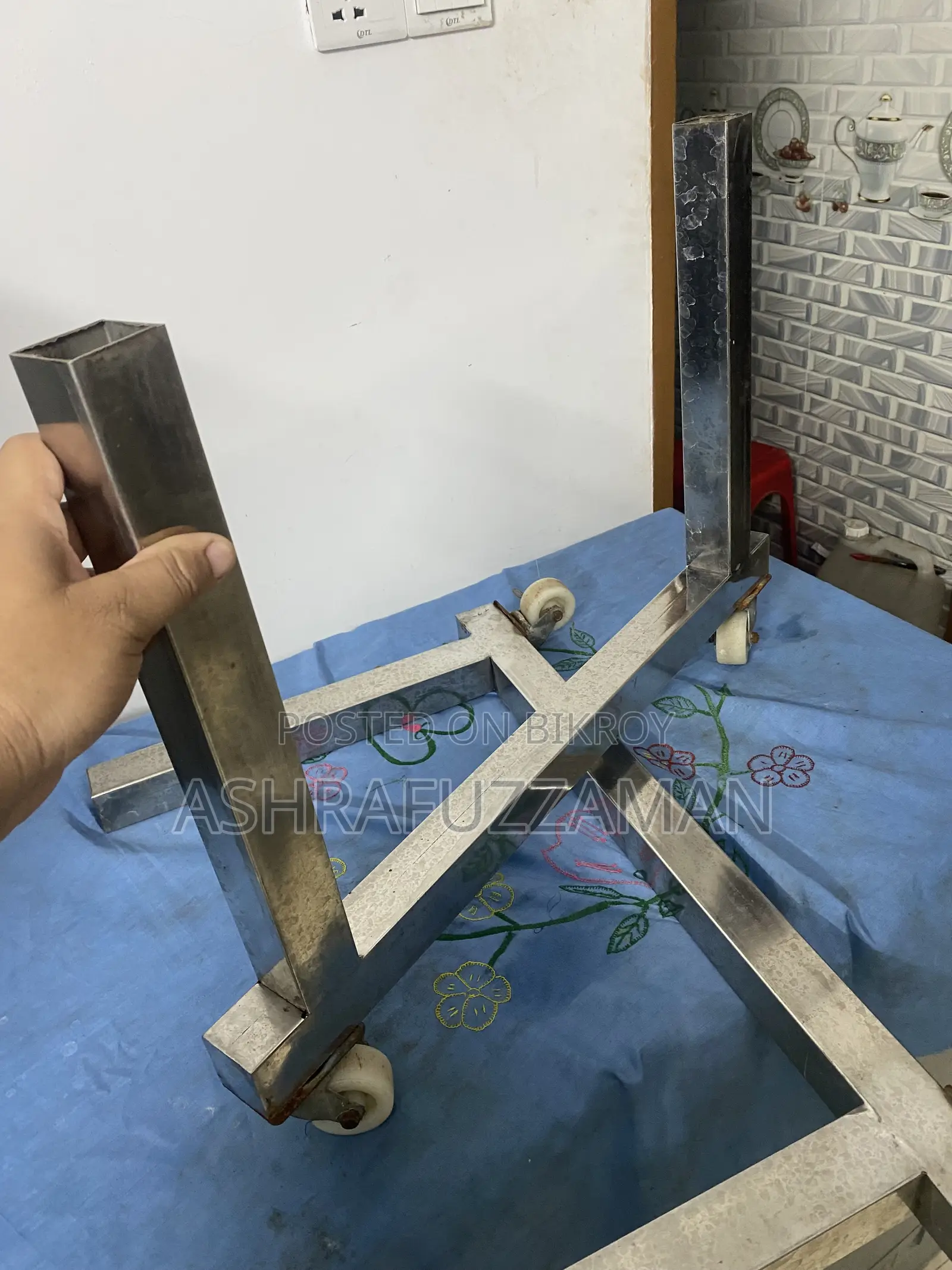 ভারি জিনিস সরানোর কাজ এর জন্য চাকা লাগানো স্টিল এর মেশিন