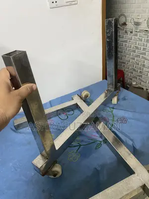 ভারি জিনিস সরানোর কাজ এর জন্য চাকা লাগানো স্টিল এর মেশিন
