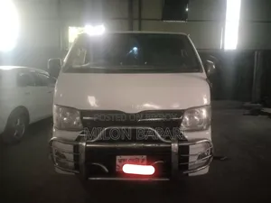 টয়োটা গ্র্যান্ড হাইয়েস ২০০২ সাদা