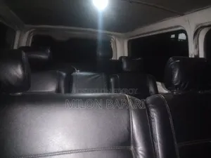টয়োটা গ্র্যান্ড হাইয়েস ২০০২ সাদা