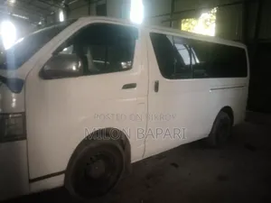টয়োটা গ্র্যান্ড হাইয়েস ২০০২ সাদা