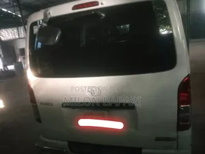 টয়োটা গ্র্যান্ড হাইয়েস ২০০২ সাদা