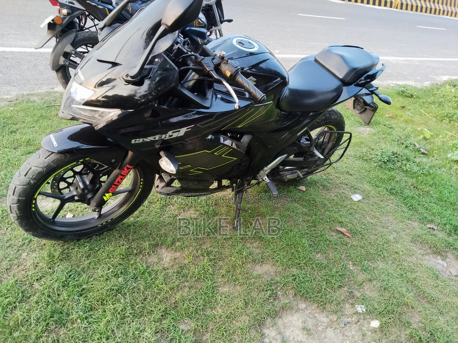 সুজুকি জিক্সার এসএফ ২০২২ কালো