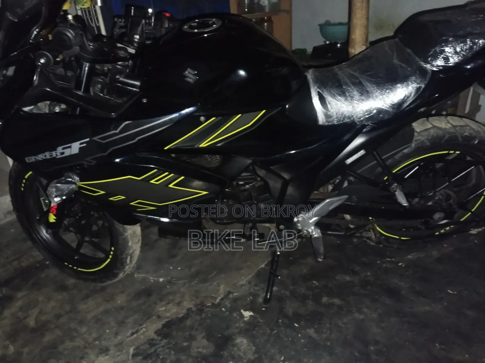 সুজুকি জিক্সার এসএফ ২০২২ কালো