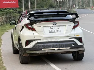 টয়োটা সি-এইচআর ২০১৭ সাদা