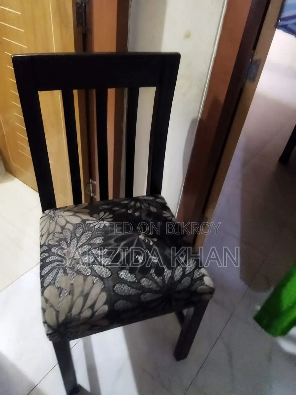 ডাইনিং টেবিল