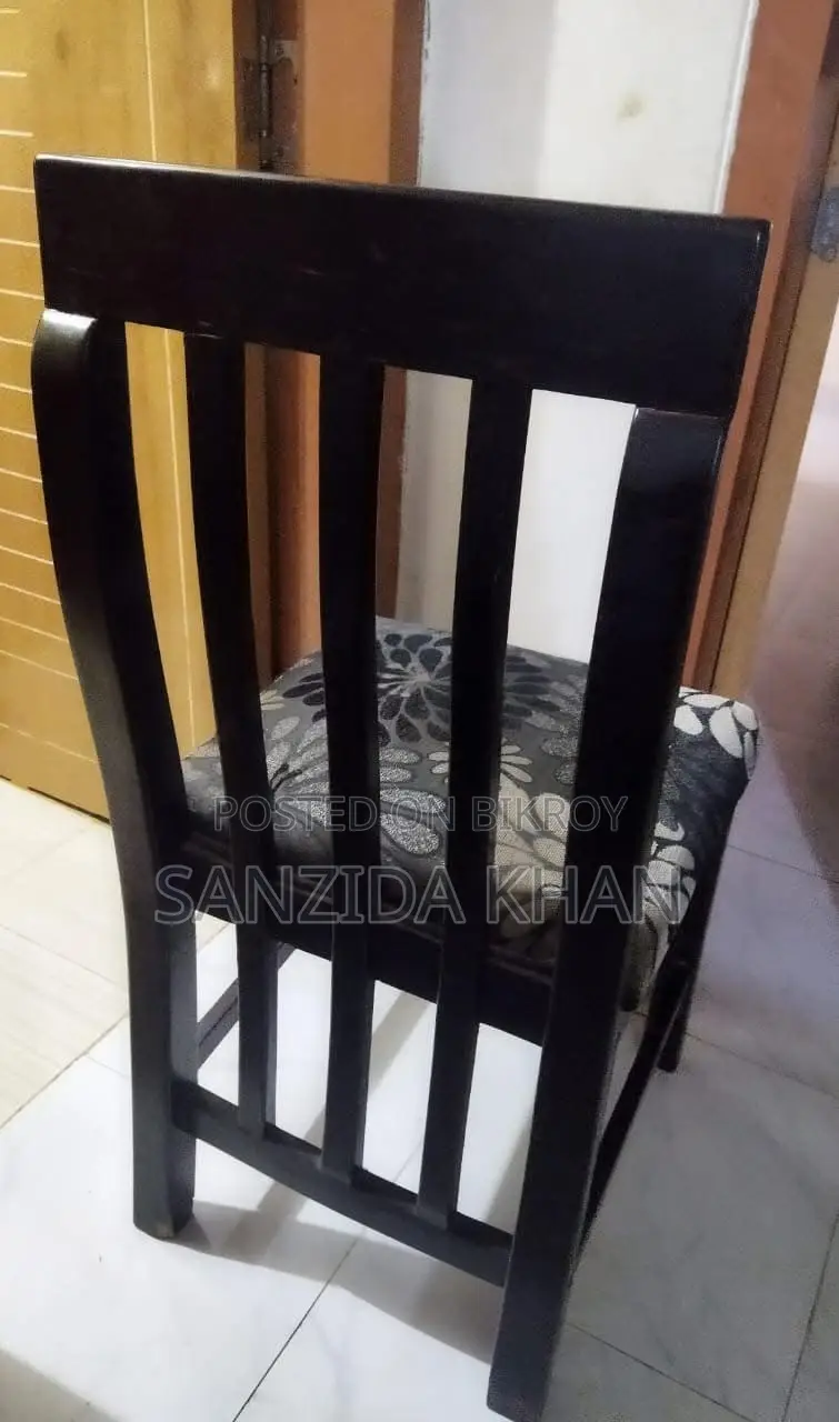 ডাইনিং টেবিল