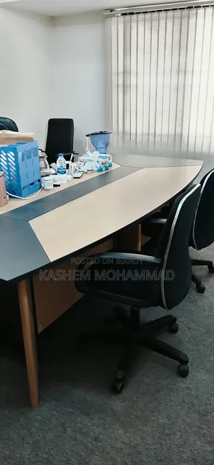 কনফারেন্স টেবিল