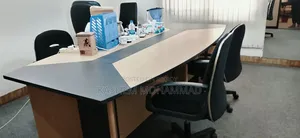 কনফারেন্স টেবিল