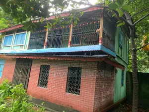 পুরাতন টিনের দুইতলা ঘর