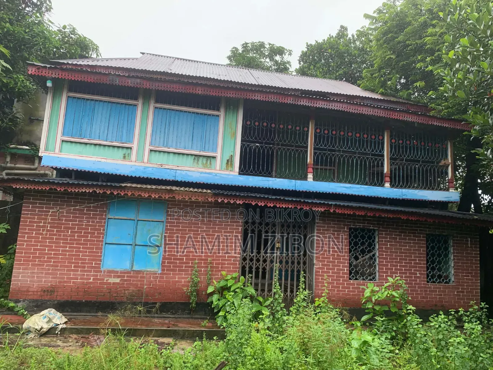 পুরাতন টিনের দুইতলা ঘর