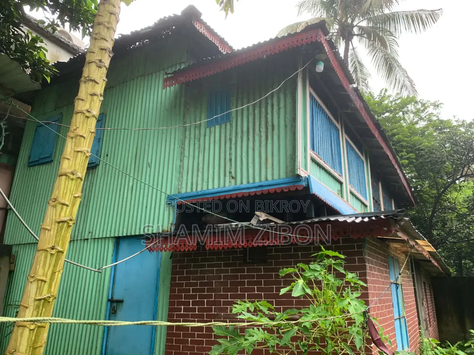 পুরাতন টিনের দুইতলা ঘর