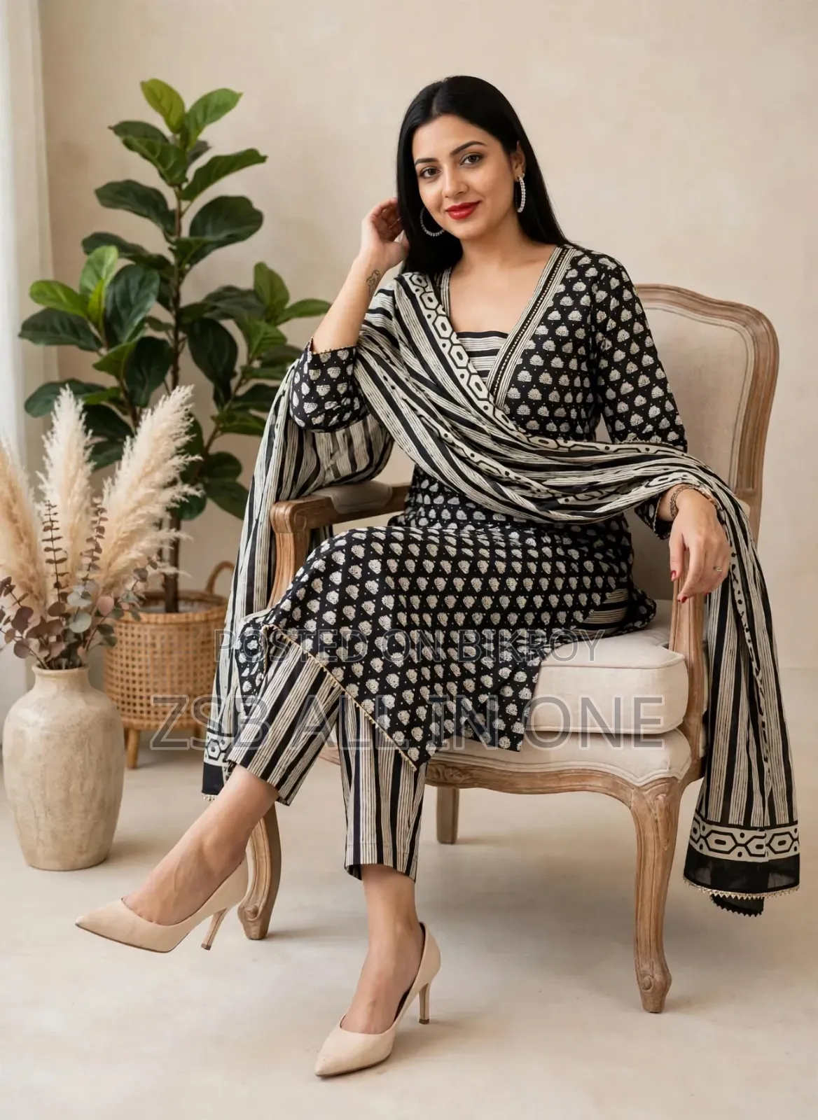 Attractive Pakistani Design Screen Print Three-Piece Collection!