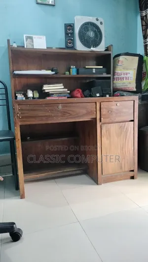 কড়াই কাঠের একটি রিডিং টেবিল বিক্রয় হবে