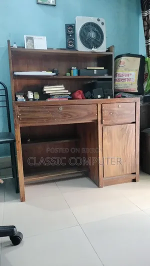 কড়াই কাঠের একটি রিডিং টেবিল বিক্রয় হবে