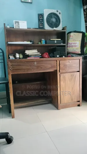 কড়াই কাঠের একটি রিডিং টেবিল বিক্রয় হবে