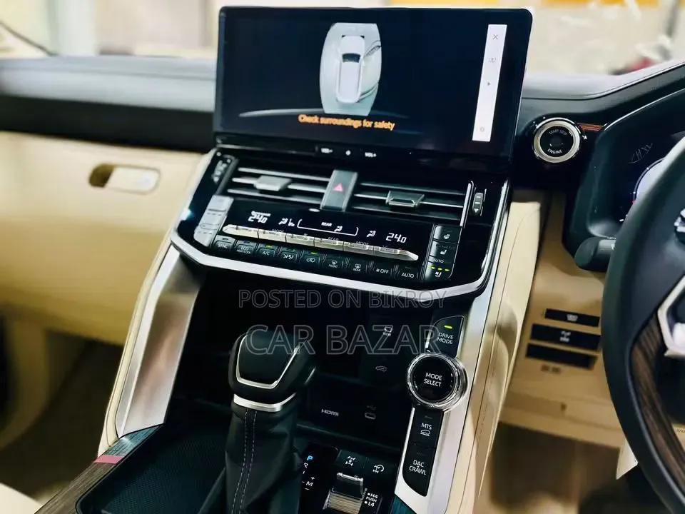 নতুন টয়োটা ল্যান্ড ক্রুজার এলসি ৩০০ ২০২৫ সাদা