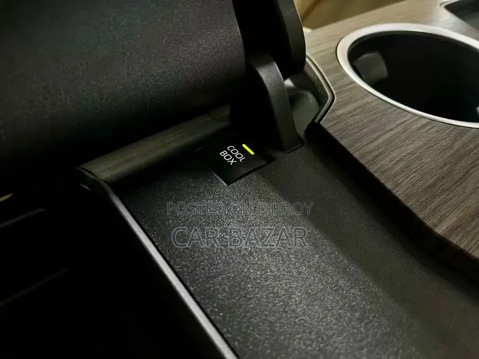 নতুন টয়োটা ল্যান্ড ক্রুজার এলসি ৩০০ ২০২৫ সাদা