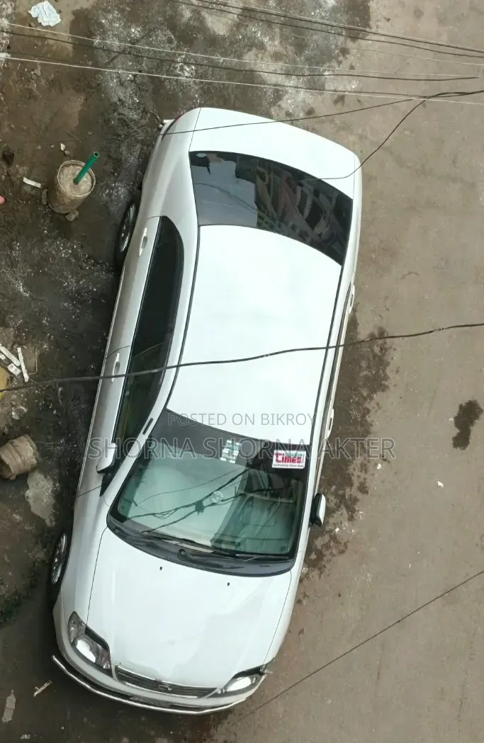 টয়োটা করোল্লা ২০০৩ সাদা