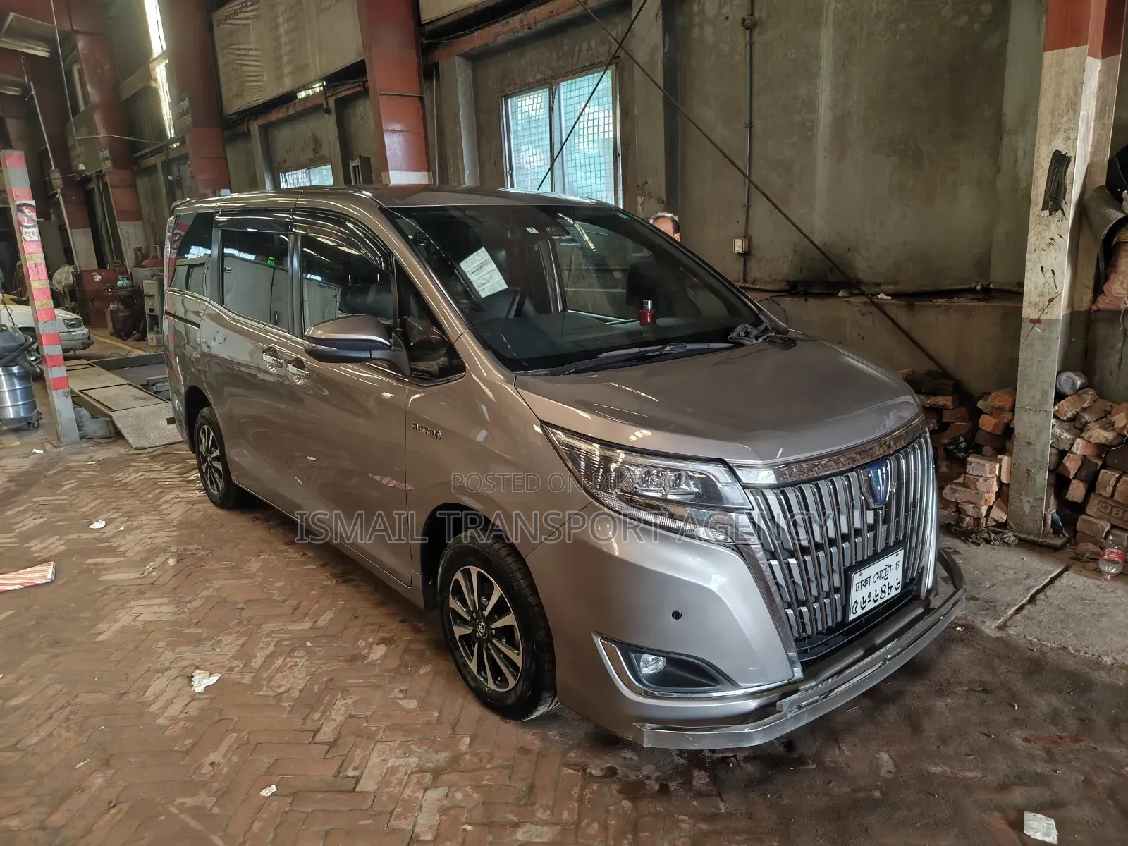 Toyota Esquire 1.8 Front-Wheel Drive Hybrid (7 Seater) 2017 Brown