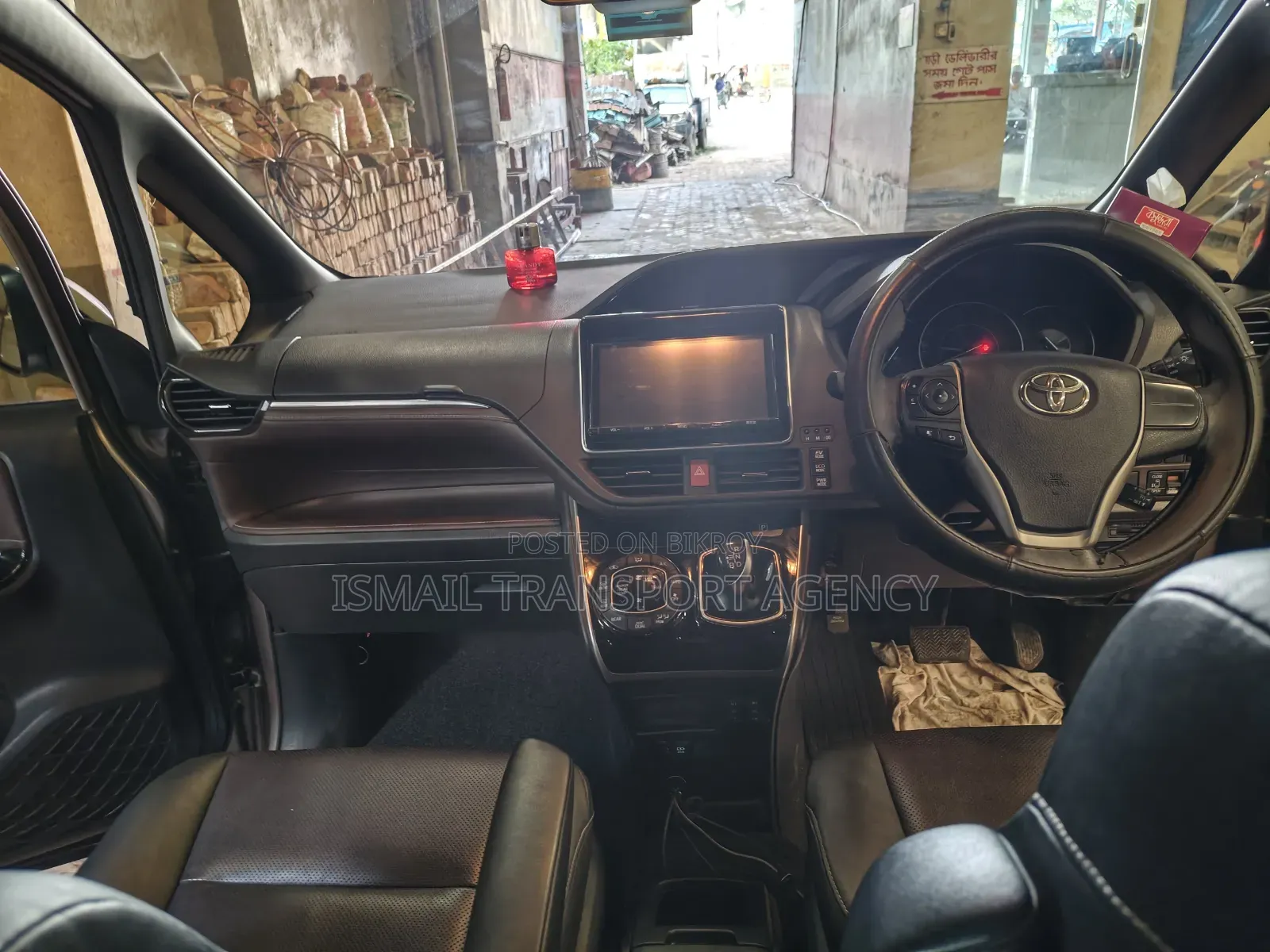 Toyota Esquire 1.8 Front-Wheel Drive Hybrid (7 Seater) 2017 Brown