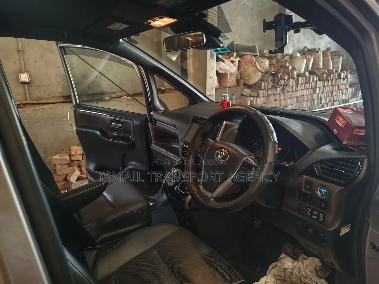 Toyota Esquire 1.8 Front-Wheel Drive Hybrid (7 Seater) 2017 Brown