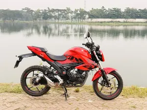 সুজুকি জিক্সার ২০২২ লাল
