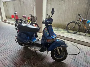 ভেসপা ১৫০ ২০০০ নীল