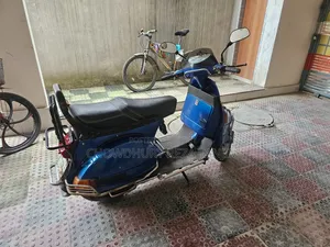 ভেসপা ১৫০ ২০০০ নীল