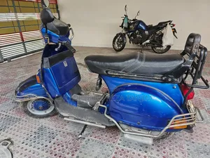 ভেসপা ১৫০ ২০০০ নীল