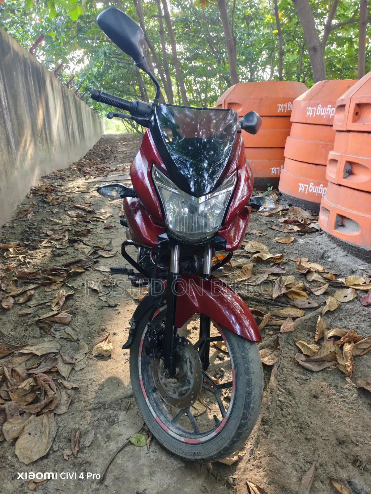 বাজাজ আরই ২০১৬ লাল