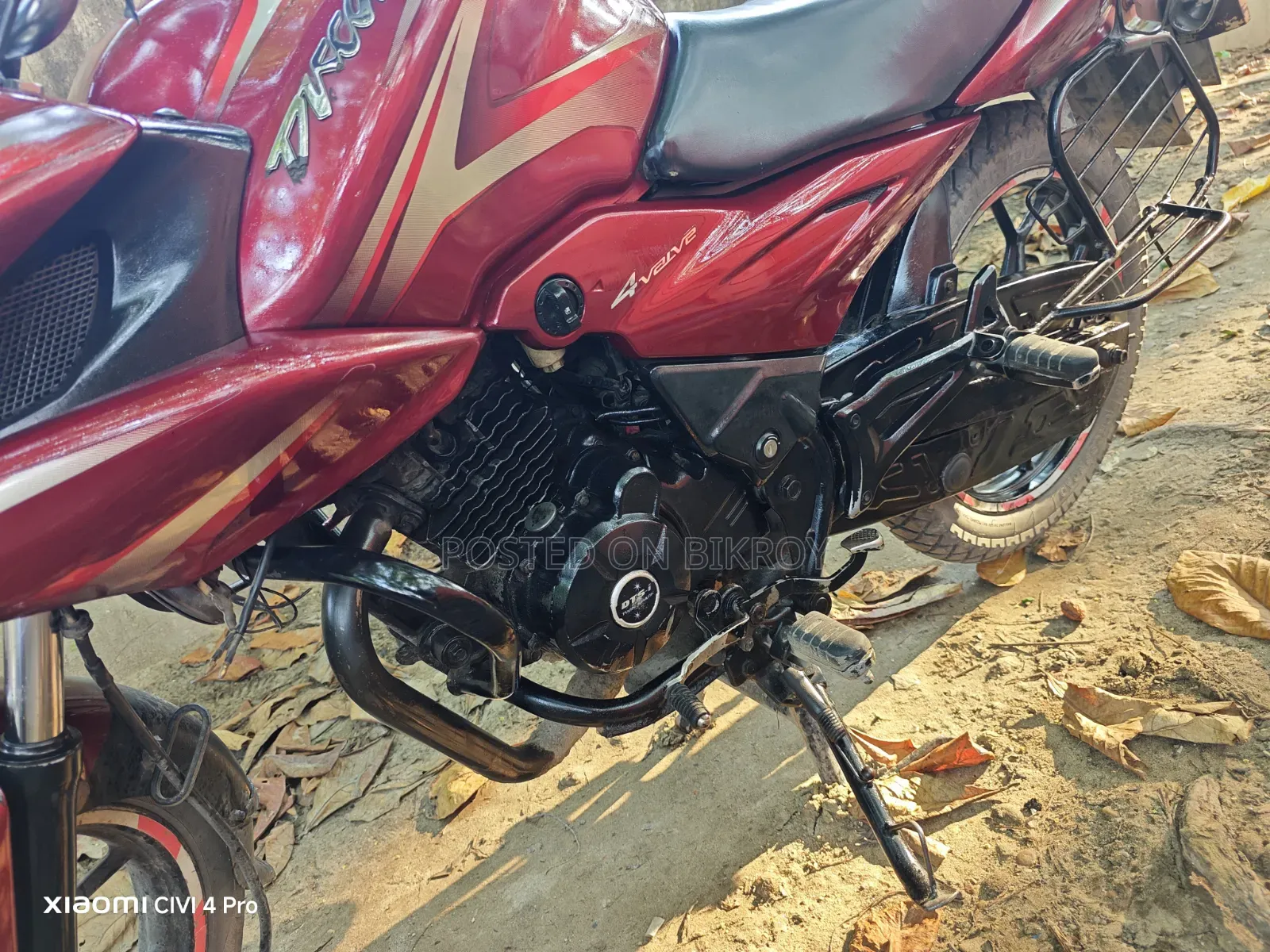 বাজাজ আরই ২০১৬ লাল