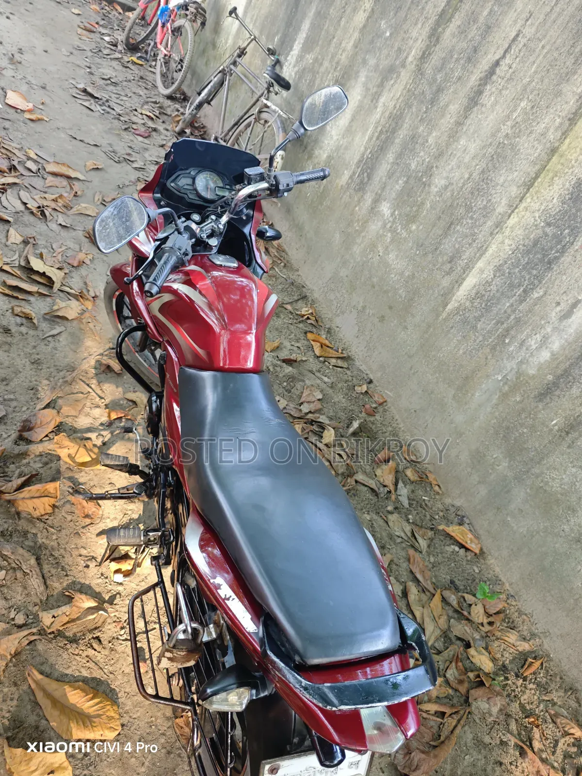 বাজাজ আরই ২০১৬ লাল