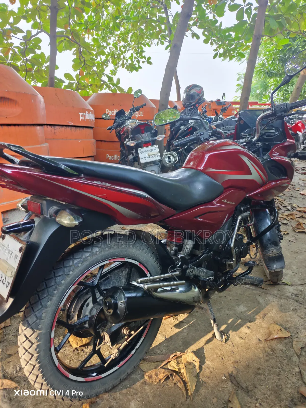 বাজাজ আরই ২০১৬ লাল